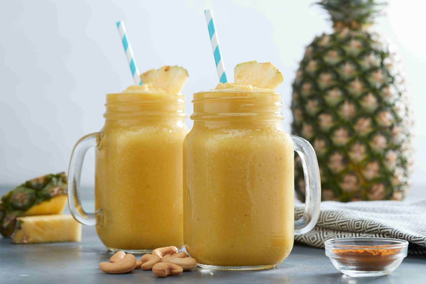 Batido de piña y cúrcuma