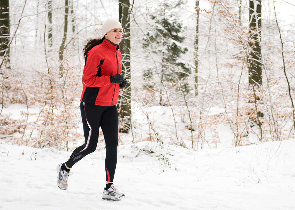 Kvinna som joggar utomhus på vintern