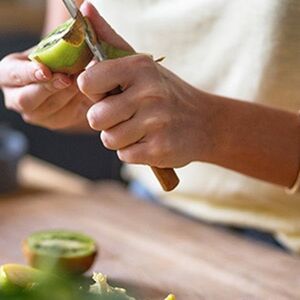 cutting avacado