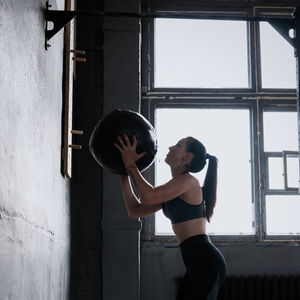 woman doing wall balls