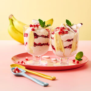 Mousse banana e cocco con chicchi di melagrana