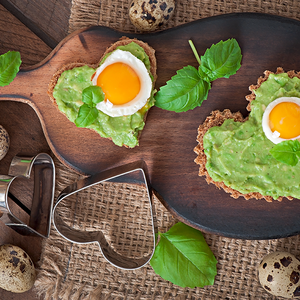 Cuori di sandwich con guacamole e uova di quaglia