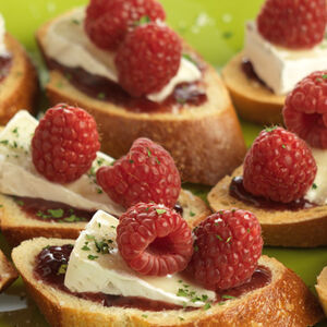 Raspberry and Brie Crostini 1000x383