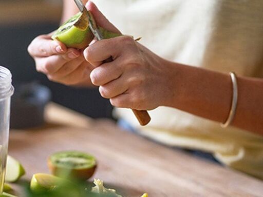 cutting avacado