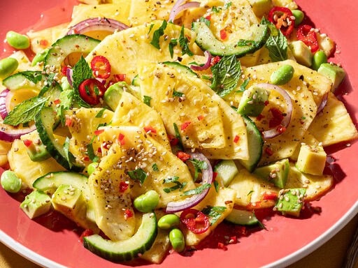 Insalata di ananas con avocado e salsa di sesamo e arancia
