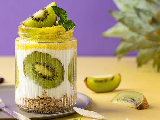 Dessert con ananas, cocco e kiwi
