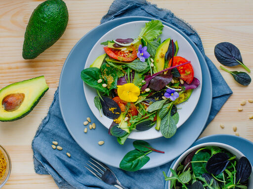 salad with edible flowers