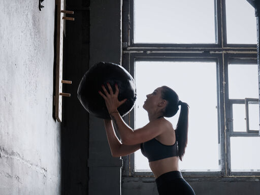 woman doing wall balls
