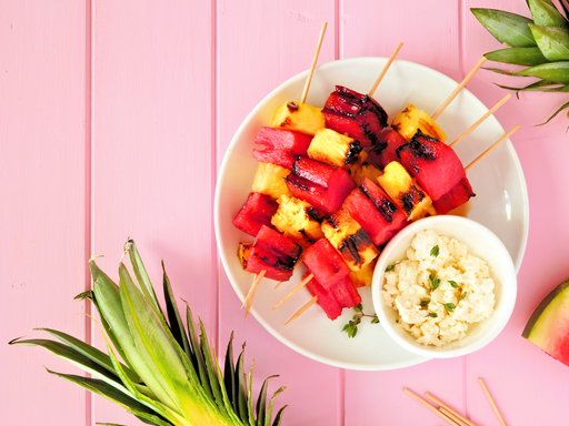 Fruitspiesjes van gegrilde ananas en watermeloen