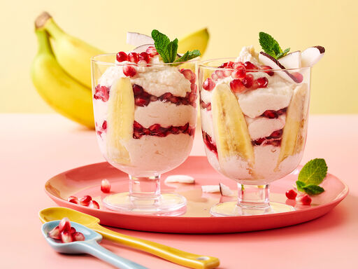 Mousse banana e cocco con chicchi di melagrana