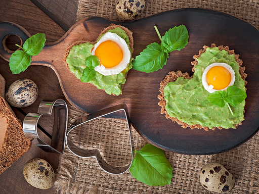 Cuori di sandwich con guacamole e uova di quaglia