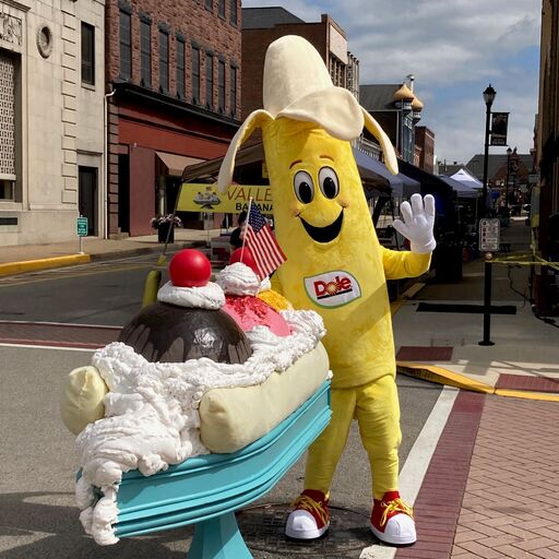 Bobby Banana standing with banana split